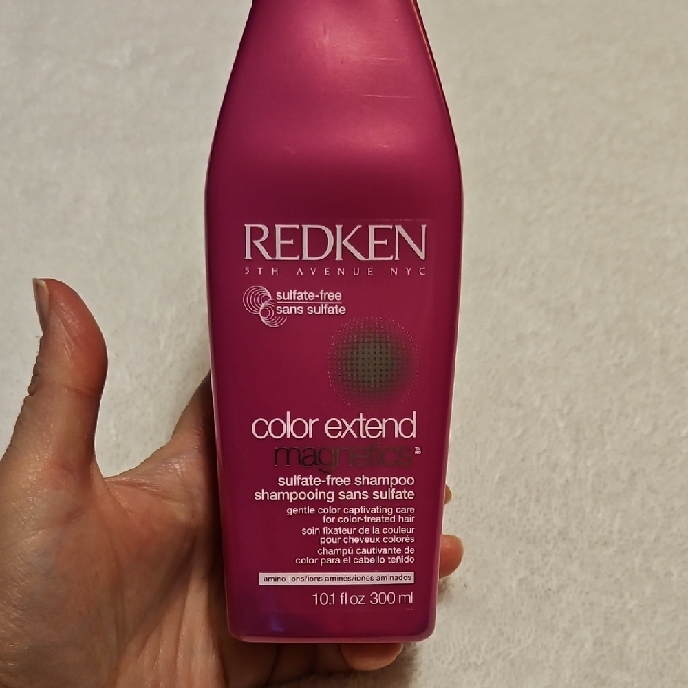Redken Color Extend Magnetics Shampoo - Bold Pink - Picture 2 of 6